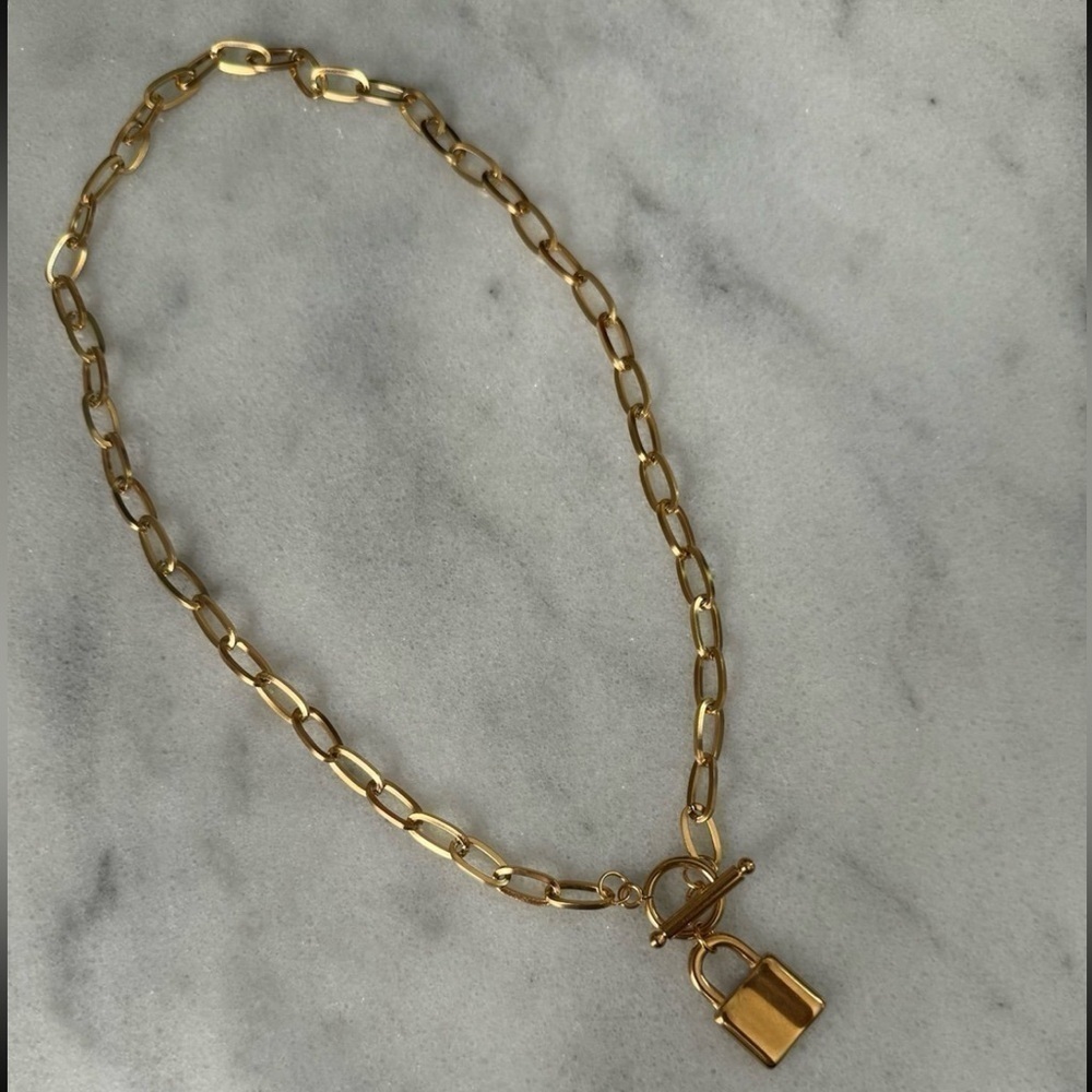 Gold Chain Link Lock Pendant Necklace
Brand New - Picture 2 of 4
